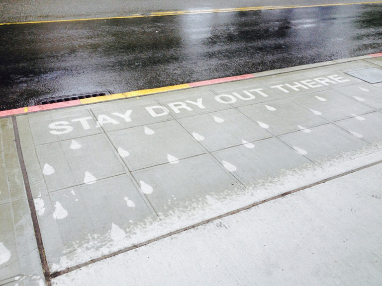 Kouzelný sprej rozveselí ulice obrazci, které jsou viditelné pouze v dešti