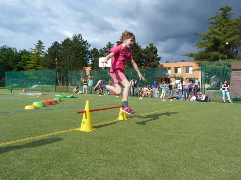 Sportovní tábor v Moravském krasu. Děti vyzkouší atletiku, famfrpál i mölkky