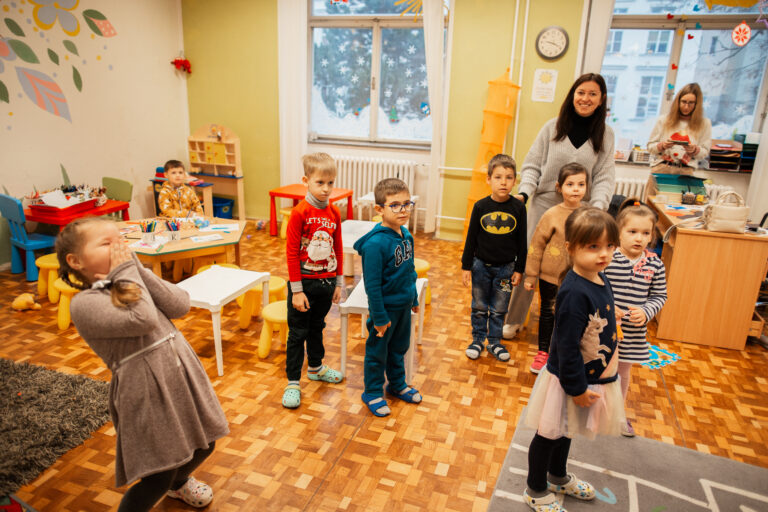 Děti z Ukrajiny poznávají české Vánoce v adaptačních skupinách